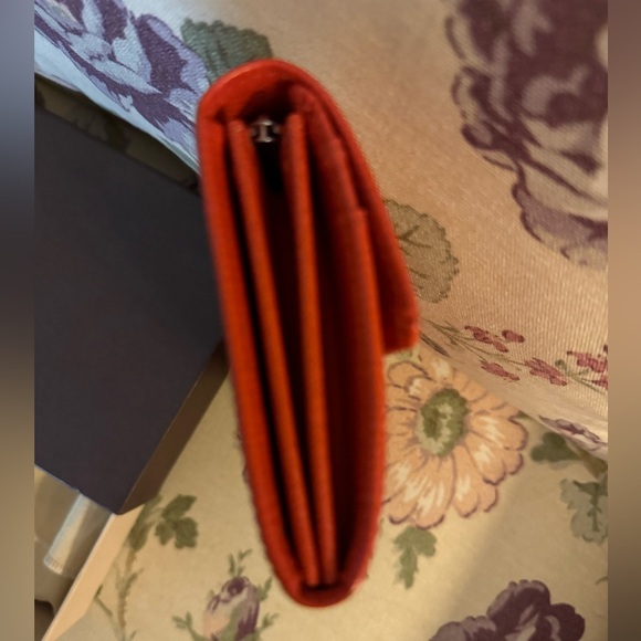 LOUIS VUITTON Piment Epi Leather Sarah Wallet - Picture 2 of 11